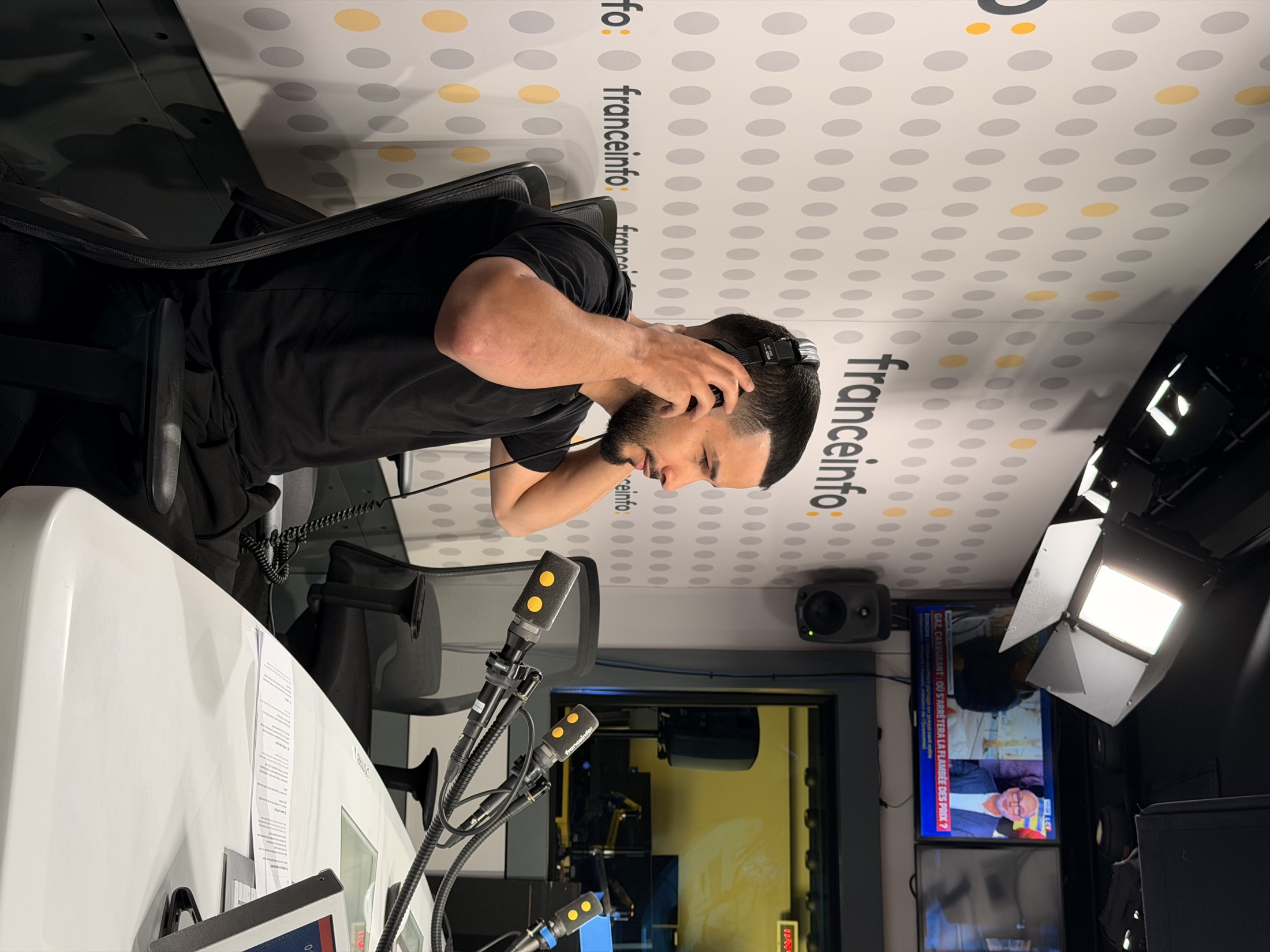 Le Dr Oualid Daoudi au micro, casque sur les oreilles, dans le studio de Franceinfo